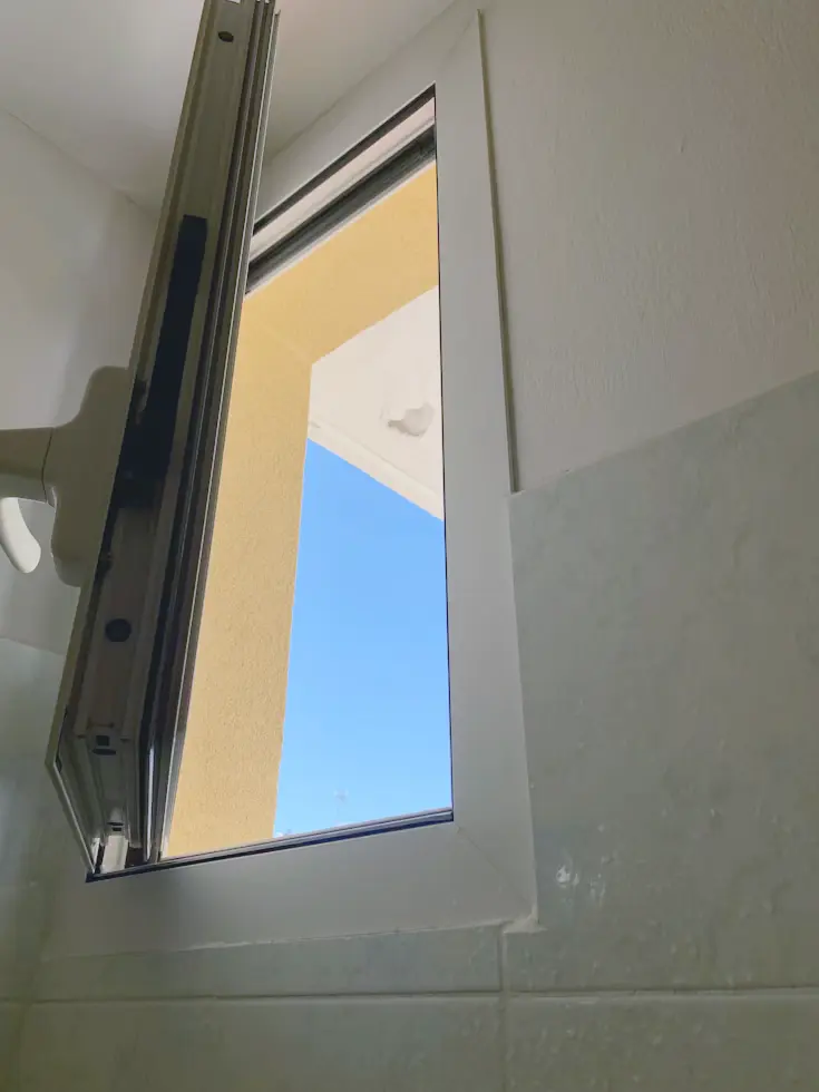 photo-1753630290912-c3c91be42043